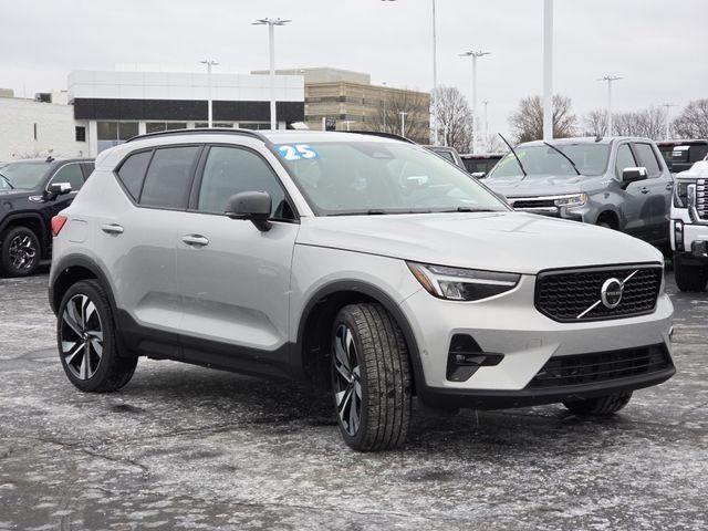 2025 Volvo XC40 B5 Plus Dark Theme